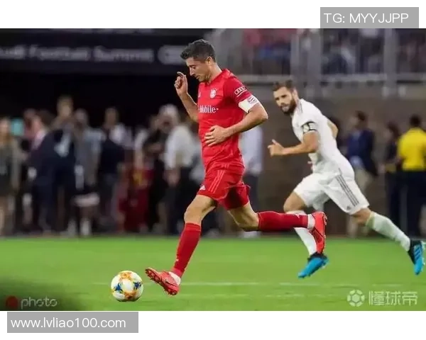 《从绿茵场到人生巅峰足球巨星背后的奋斗与荣耀》