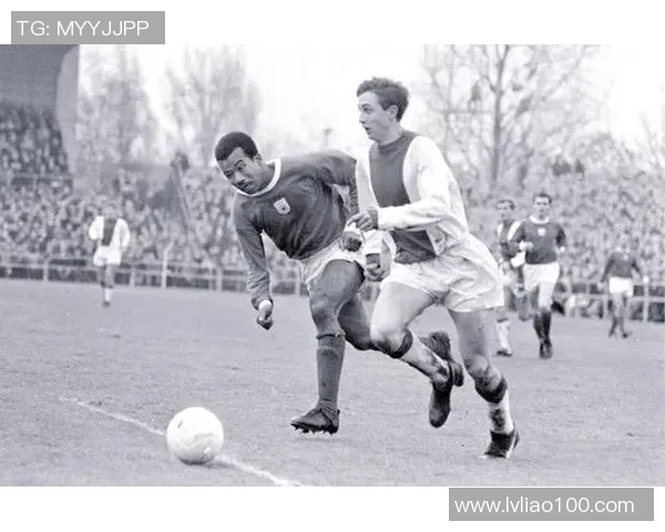 荷兰足球球星前锋成长之路与绿茵场上的辉煌瞬间